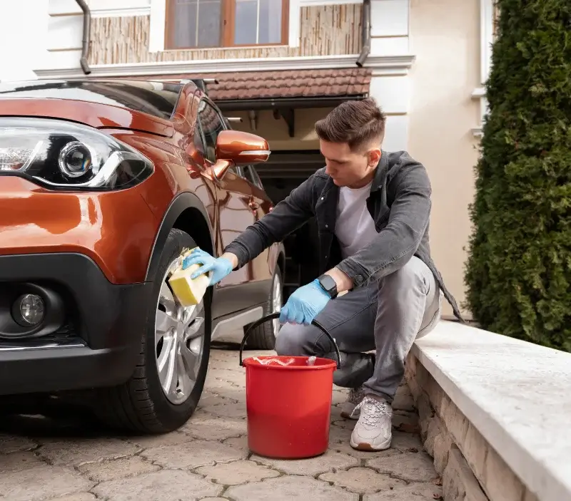 Lavage auto à domicile Aulhat-Flat : professionnel intervenant sur un véhicule